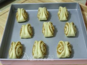 所有面团同样操作。面团上喷下水，放在烤箱中（37℃）发酵。