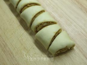 用锋利斜切成梯形的块状。我去掉头尾，切成了9块。