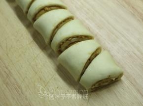 用锋利斜切成梯形的块状。我去掉头尾，切成了9块。