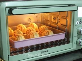 发酵好的面团送入预热好的烤箱，中层，上下火175℃，烘烤20分钟。
