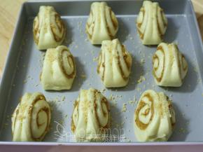 表面撒上一点花生碎做装饰。