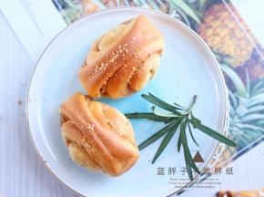 烤好的面团放在烤网上晾凉。