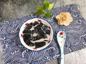 切块后加入炼奶和少许牛奶就开吃吧