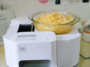 米饭中加入鸡蛋，盐，糖，搅拌均匀，第三次投料，机器自动翻炒中。