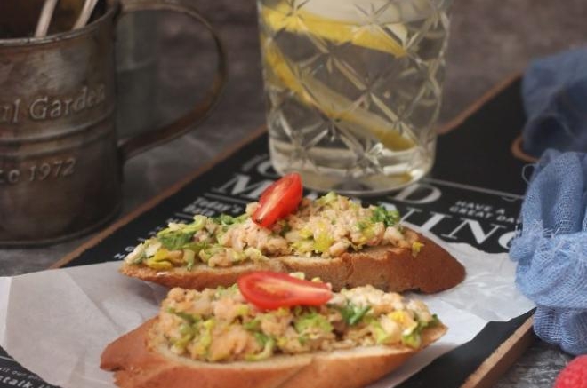 蒜香法棍鸡肉沙拉