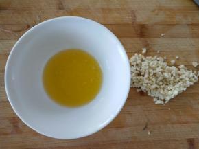 黄油融化，大蒜切碎，加少许盐混合均匀。
