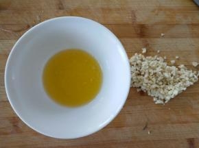 黄油融化，大蒜切碎，加少许盐混合均匀。
