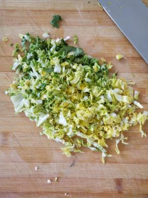 生菜切碎。