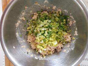 鸡胸肉用开水煮熟后切碎末，加入千岛酱，生菜丝拌匀。