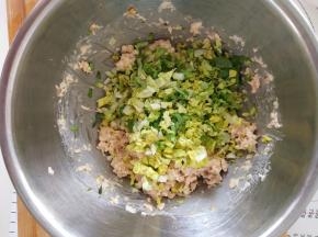 鸡胸肉用开水煮熟后切碎末，加入千岛酱，生菜丝拌匀。