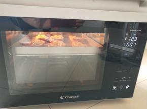 长帝蒸烤箱启动上下火烘烤模式，烤箱中层180度加热10分钟。
