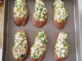 出炉后将拌好的鸡肉生菜铺在法棍上。