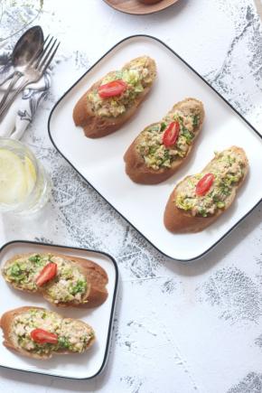 圣女果一切为二摆在表面做装饰。