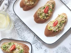 圣女果一切为二摆在表面做装饰。