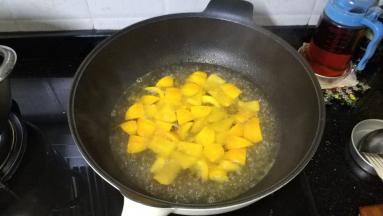 倒入牛奶或椰浆或水，大火烧3分钟