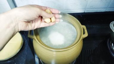 米先洗干净，再用油盐腌10分钟，水烧开后放入瑶柱、姜丝和腌好的米