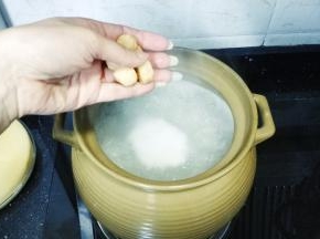 米先洗干净，再用油盐腌10分钟，水烧开后放入瑶柱、姜丝和腌好的米