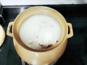 煲10分钟，如果喜欢口感再丰富点再放入菜心粒