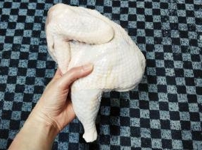 老母鸡处理好，可以去掉皮再煲