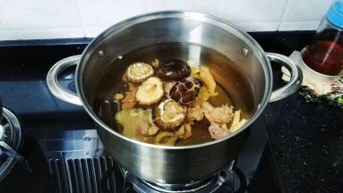 煲里放入足量水，水开后放入香菇、瘦肉、花胶
