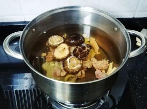 煲里放入足量水，水开后放入香菇、瘦肉、花胶