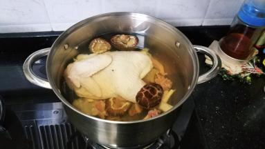 放入老鸡半只大火煲15分钟