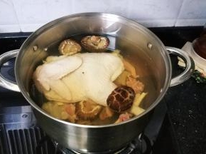 放入老鸡半只大火煲15分钟