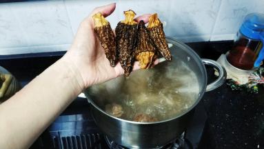 15分钟后放入羊肚菌
