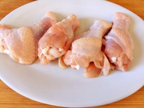 鸡翅根用水浸泡1小时，洗净