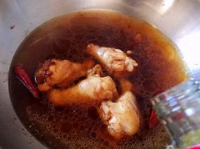 添水，放入料酒