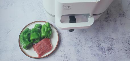 准备牛肉，青椒。