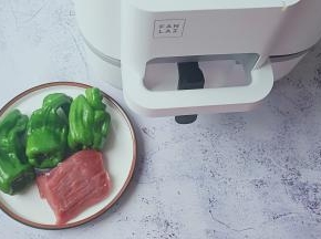 准备牛肉，青椒。