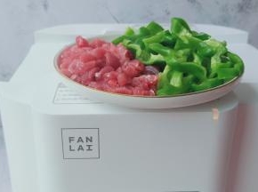 牛肉横着切细丝，青椒切丝。