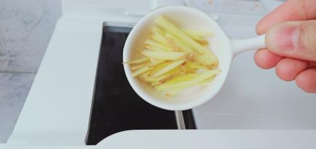 开启手机，找到辣椒炒肉这个菜谱，点击开始做菜，显示开始热锅，就加油、生姜、蒜炒香。