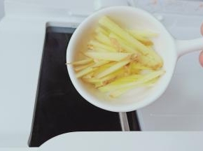 开启手机，找到辣椒炒肉这个菜谱，点击开始做菜，显示开始热锅，就加油、生姜、蒜炒香。