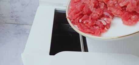 饭来提示下一步时加入牛肉翻炒，手机还会显示距离下一步投放食材还有几分钟，是不是超贴心的。