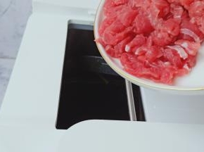 饭来提示下一步时加入牛肉翻炒，手机还会显示距离下一步投放食材还有几分钟，是不是超贴心的。