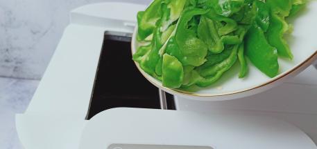 大约还有4分钟时饭来提示加料时加入辣椒360度再次翻炒。