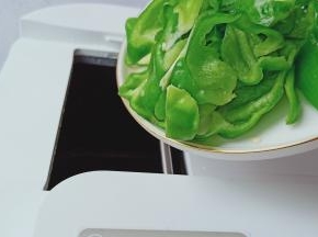 大约还有4分钟时饭来提示加料时加入辣椒360度再次翻炒。