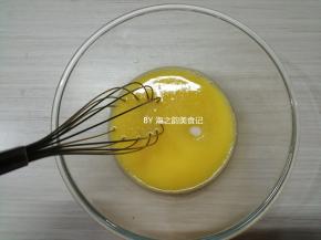 倒入水、油和糖搅拌均匀