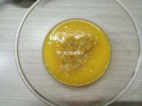 把压成泥的香蕉倒入，拌均匀