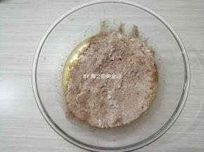 把提前混合并过筛的面粉、可可粉、无铝泡打粉和盐倒入