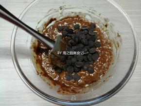 拌至不见干粉即可，千万不要过度搅拌，会影响口感的，把巧克力豆倒入