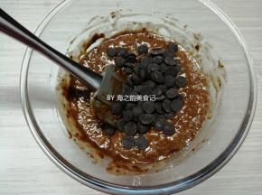 拌至不见干粉即可，千万不要过度搅拌，会影响口感的，把巧克力豆倒入