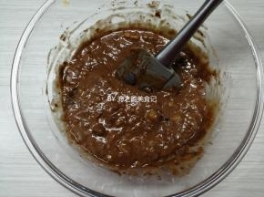 拌均匀，可以看到面糊比较浓稠