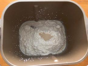 黄油以上全部材料放入面包机中，和面10分钟