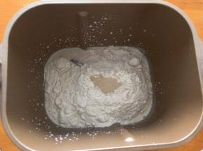 黄油以上全部材料放入面包机中，和面10分钟