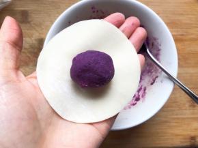 紫薯捏圆放在饺子皮上