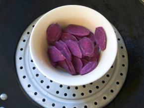 紫薯去皮切片，放入锅中蒸熟