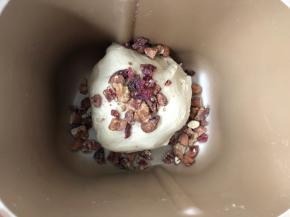 揉出手套膜后再加入自己喜欢吃的干果，揉均匀